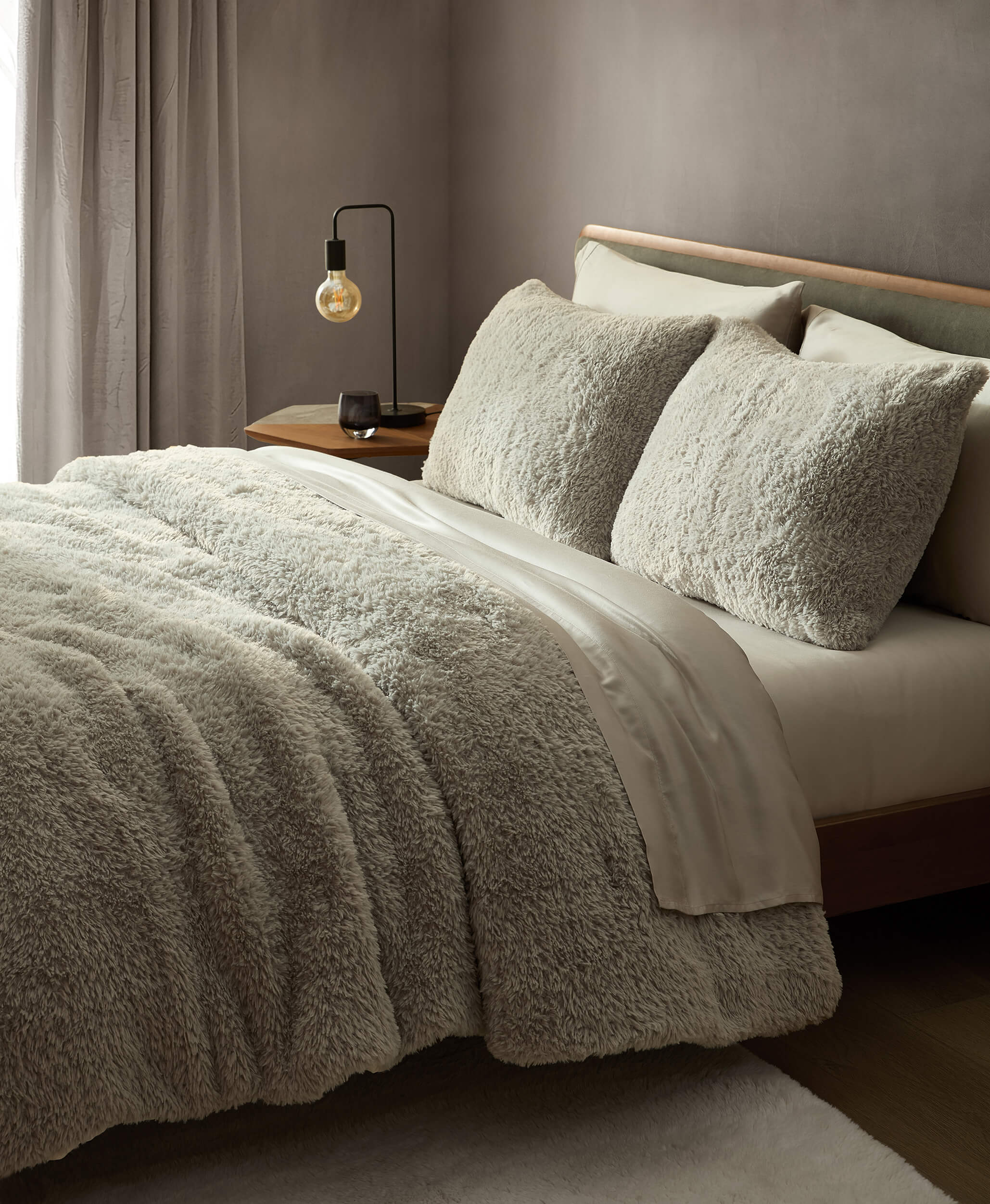 Breathable Faux Fur Comforter Bundle - Image 18
